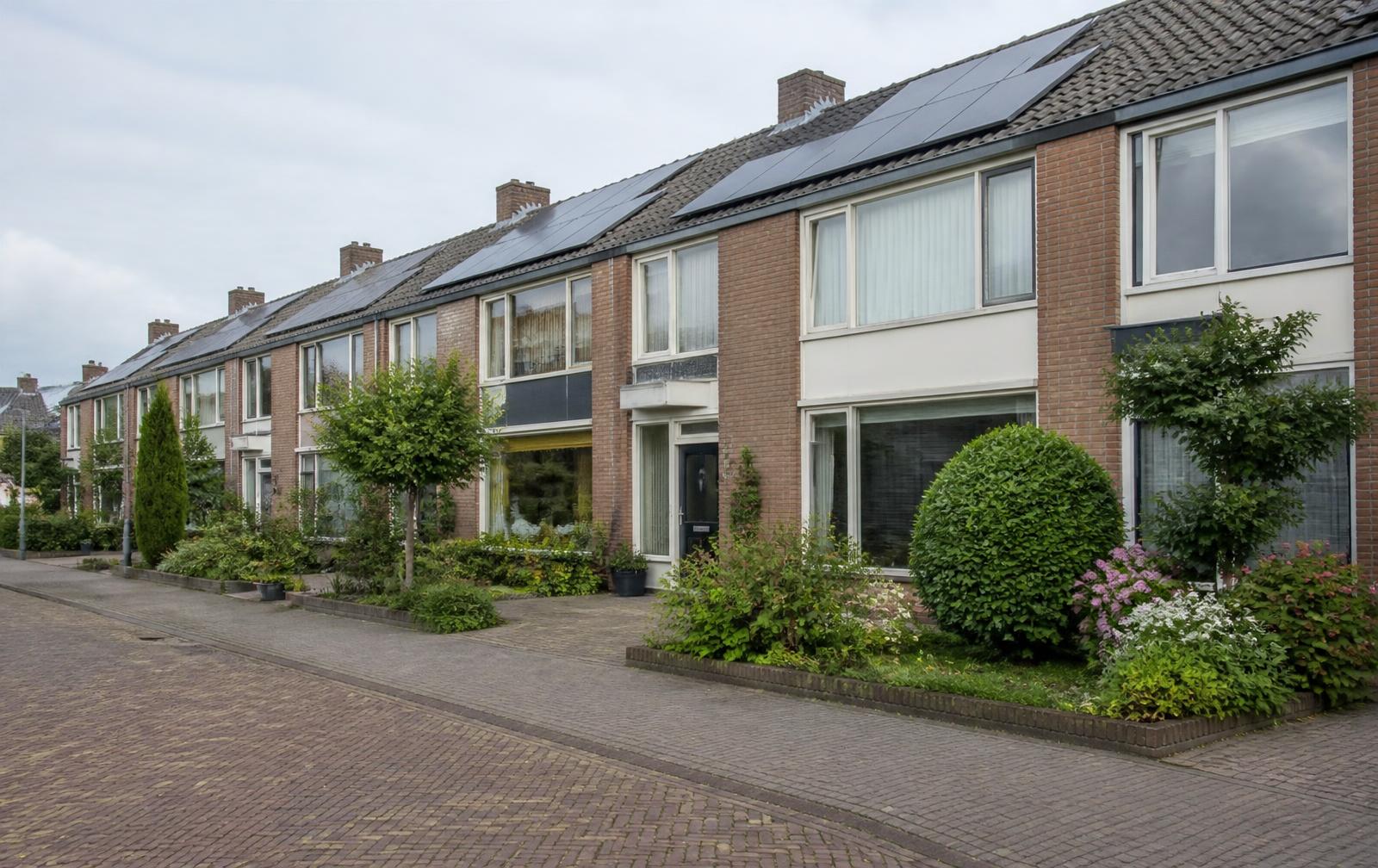 Geïsoleerde Nederlandse rijtjeswoning met zonnepanelen op het dak